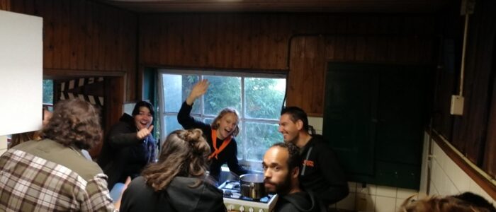 Groep mensen in de keuken om lunch te koken.